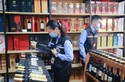 廣東東莞:行動(dòng)隊(duì)突擊檢查茶山4家商行,查扣一批紅酒